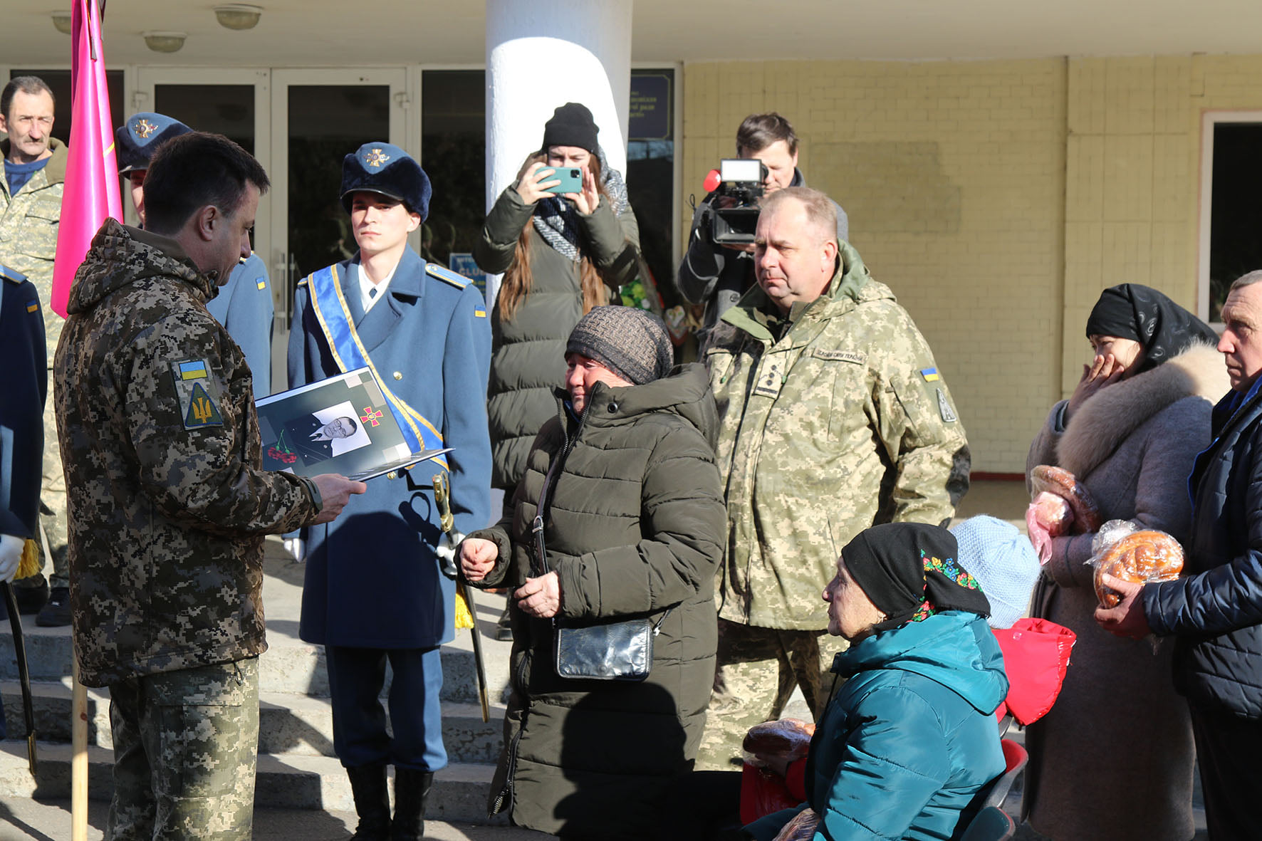 烏克蘭軍方褒揚烏東殉職的軍人，由家屬領獎。（圖／FB@Air Force Command of UA Armed Forces）